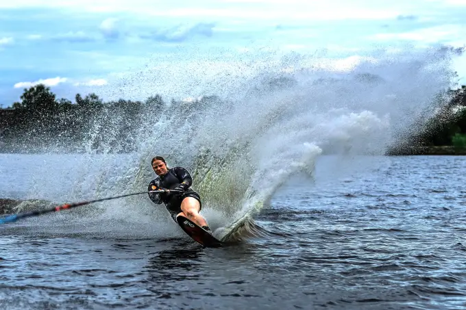 Ebba Oxnard, på vattenskidor i Hammarsjön